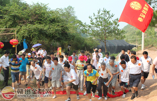 市中信建投举行杨仙岭登山比赛 倡导健康生活