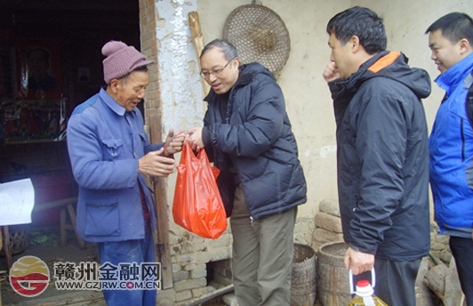 股股暖流沁人心 市人行走访慰问困难群众