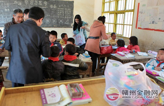 市农发行奔赴贫困小学“学雷锋 送温暖”