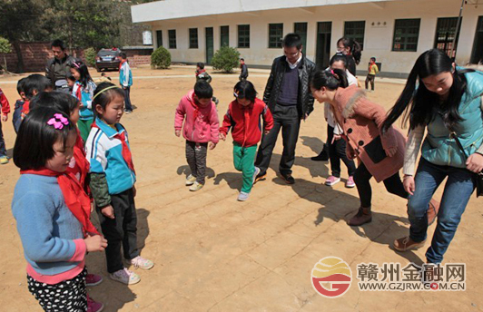 市农发行奔赴贫困小学“学雷锋 送温暖”