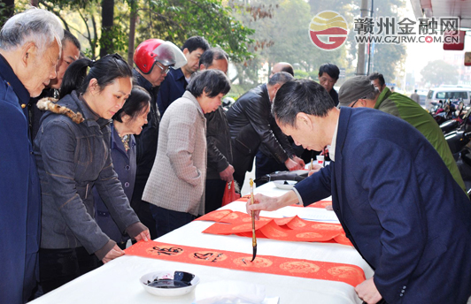 市人保财险邀请书法家为客户写春联送祝福