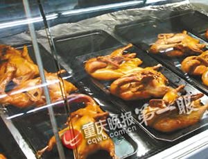 沃尔玛过期板鸭油炸当熟食卖 工商执法当场查获