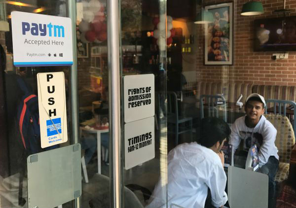 孟买一家咖啡店门口贴着接受Paytm电子钱包支付的标识（摄影 毕晓洋）