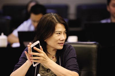现在如此被低价贱卖，不知道一直为格力手机高调代言的“董小姐”会否心痛？ 视觉中国图