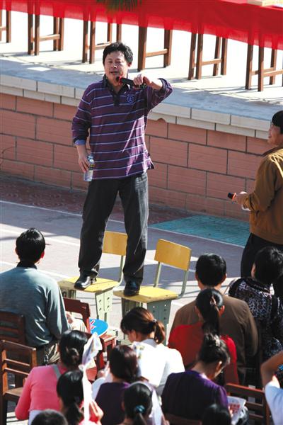 欧阳维建在海南省三亚市第七小学的一次巡回演讲活动中，对学生家长发表演讲。视觉中国 