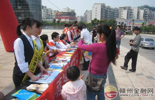  建行南康支行精心组织反假币宣传活动