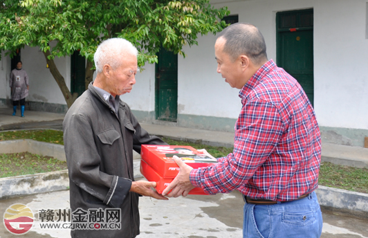 市中行重阳节为会昌庄埠乡孤寡老人送温暖