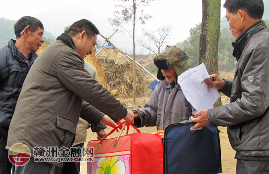 市中国人寿走访慰问南康浮石乡江口村困难群众