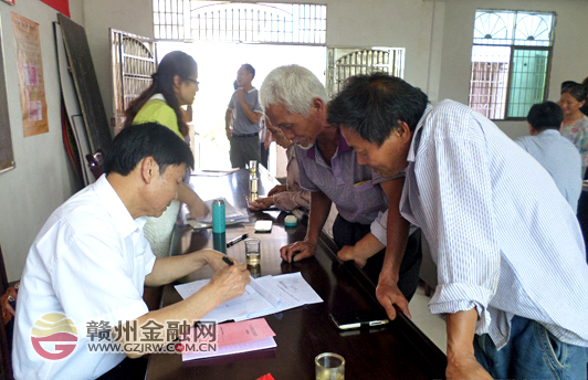 邮储银行全南支行参加精准扶贫政策宣讲活动
