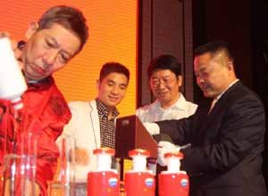茅台红钻酒闪耀文博会 2.4万拍卖价再创新高