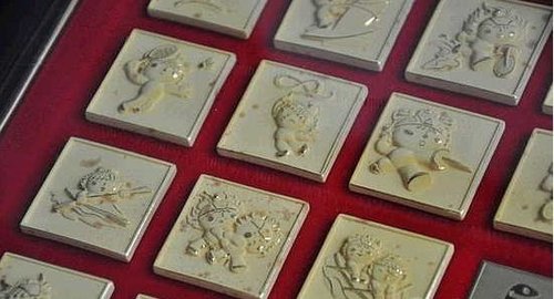 东方金钰千足金福娃发霉 5万余元买了两套霉娃