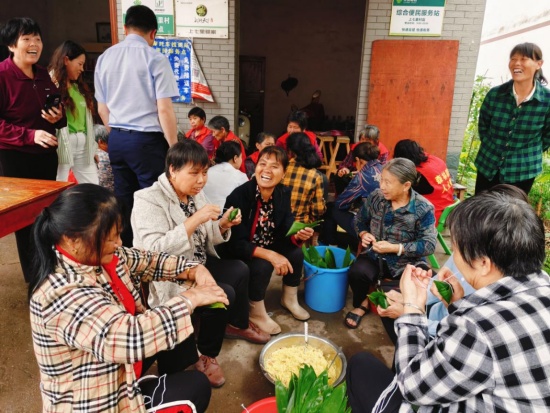赣州银座信丰嘉定支行携手七里村举办端午主题活动