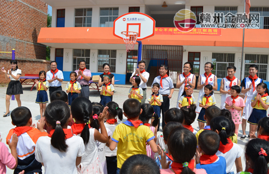 九江银行赣州分行爱心捐助渣江小学篮球场