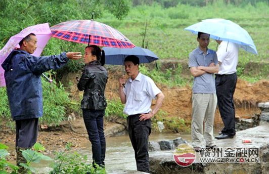 农行南康支行“三送”干部冒雨察灾情