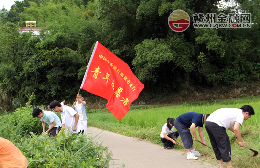 农行南康支行青年志愿者“三送”服务到乌溪