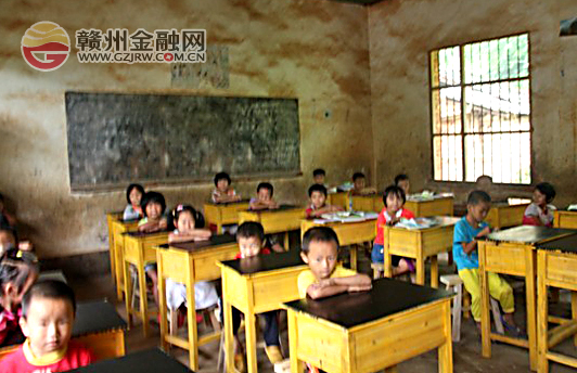 情系李源村小学 南康赣商村镇银行特赠崭新桌凳