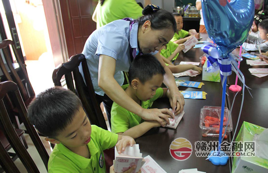 定南邮储银行举办庆“六一”小小银行家主题活动