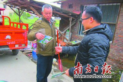 社保工作人员和村干部放弃休假进行走访入户宣传，扩大参保覆盖面。马瑞