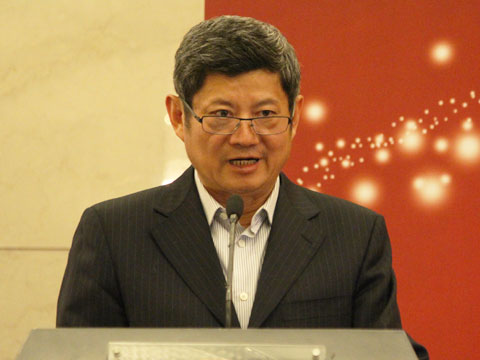 图为中国保险报业董事长赵健致辞。