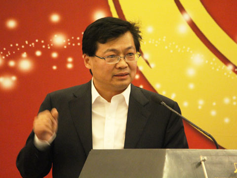 图为中国保险学会会长姚庆海