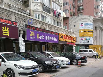 地处小区门口，门面大小与旁边小餐馆相近，不仔细看完全发现不了这是一家银行。