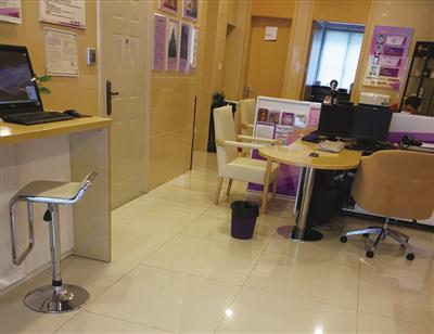 门庭冷落，该社区银行只有一位女客户经理“坐镇”。