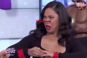 库里老婆此前看到赤裸上身肌肉男，立刻表示要摘下手中的戒指😂